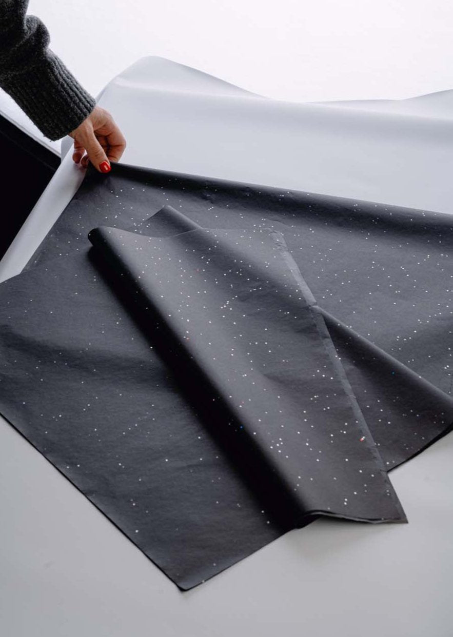 Papir za zamatanje - crni sa sjajnim konfetima / 75x50 cm / 18 g/m²