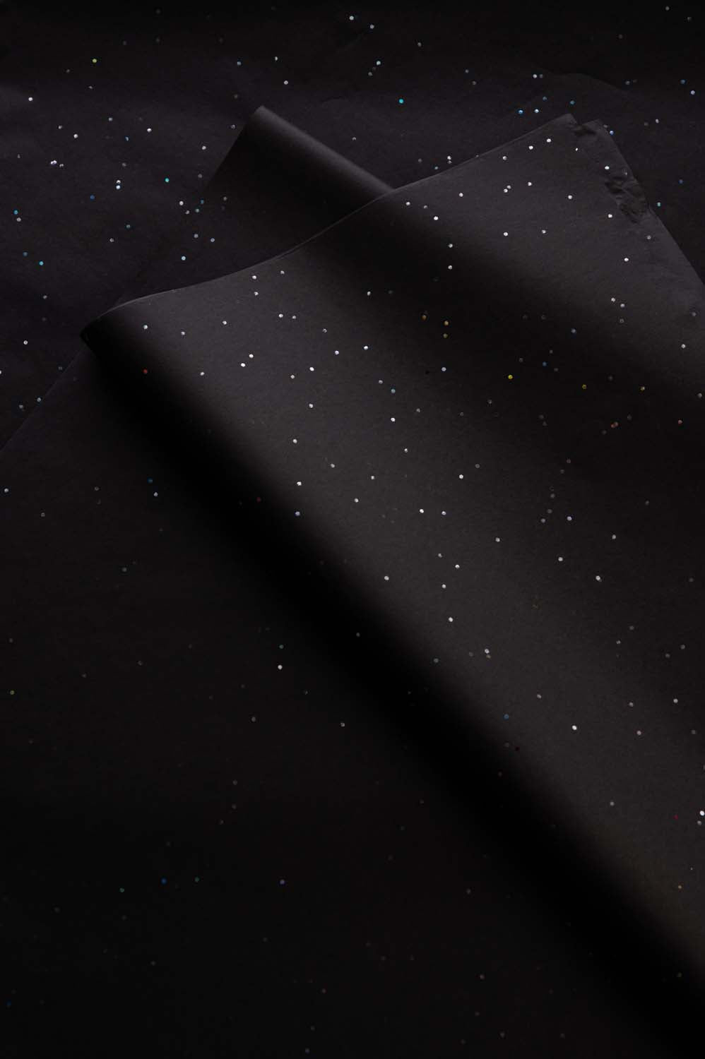 Papir za zamatanje - crni sa sjajnim konfetima / 75x50 cm / 18 g/m²