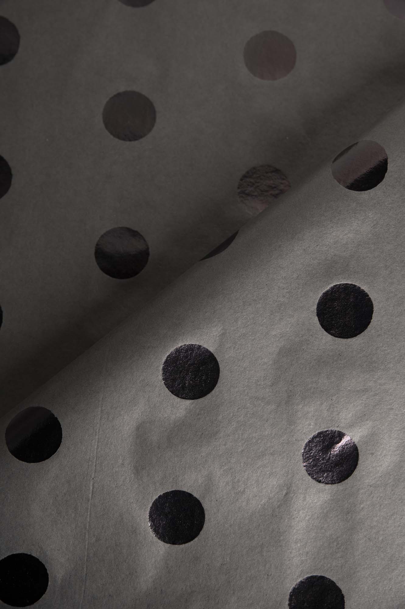 Papir za zamatanje - crni sa sjajnim točkama / 75x50 cm / 18 g/m²