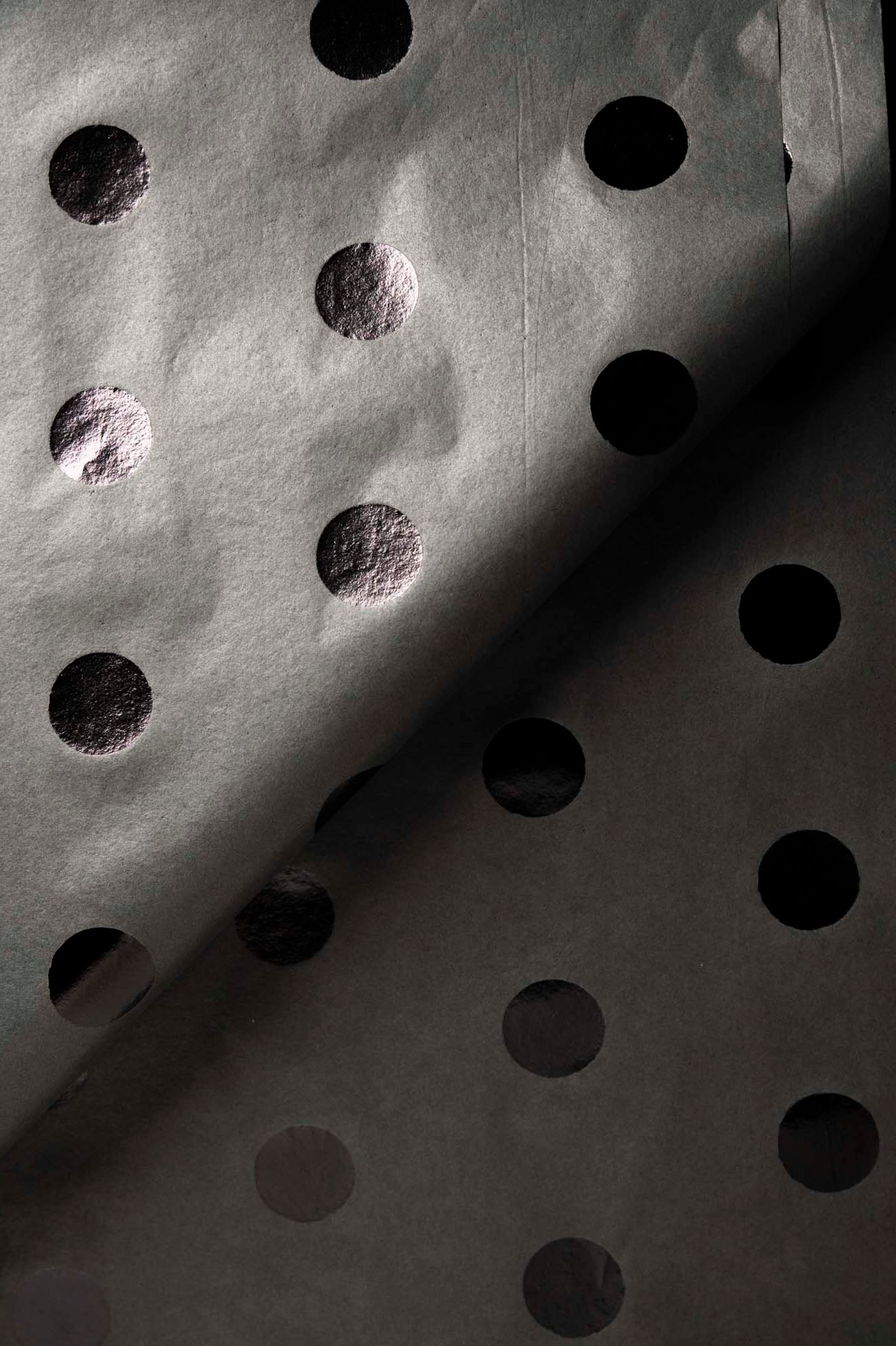 Papir za zamatanje - crni sa sjajnim točkama / 75x50 cm / 18 g/m²