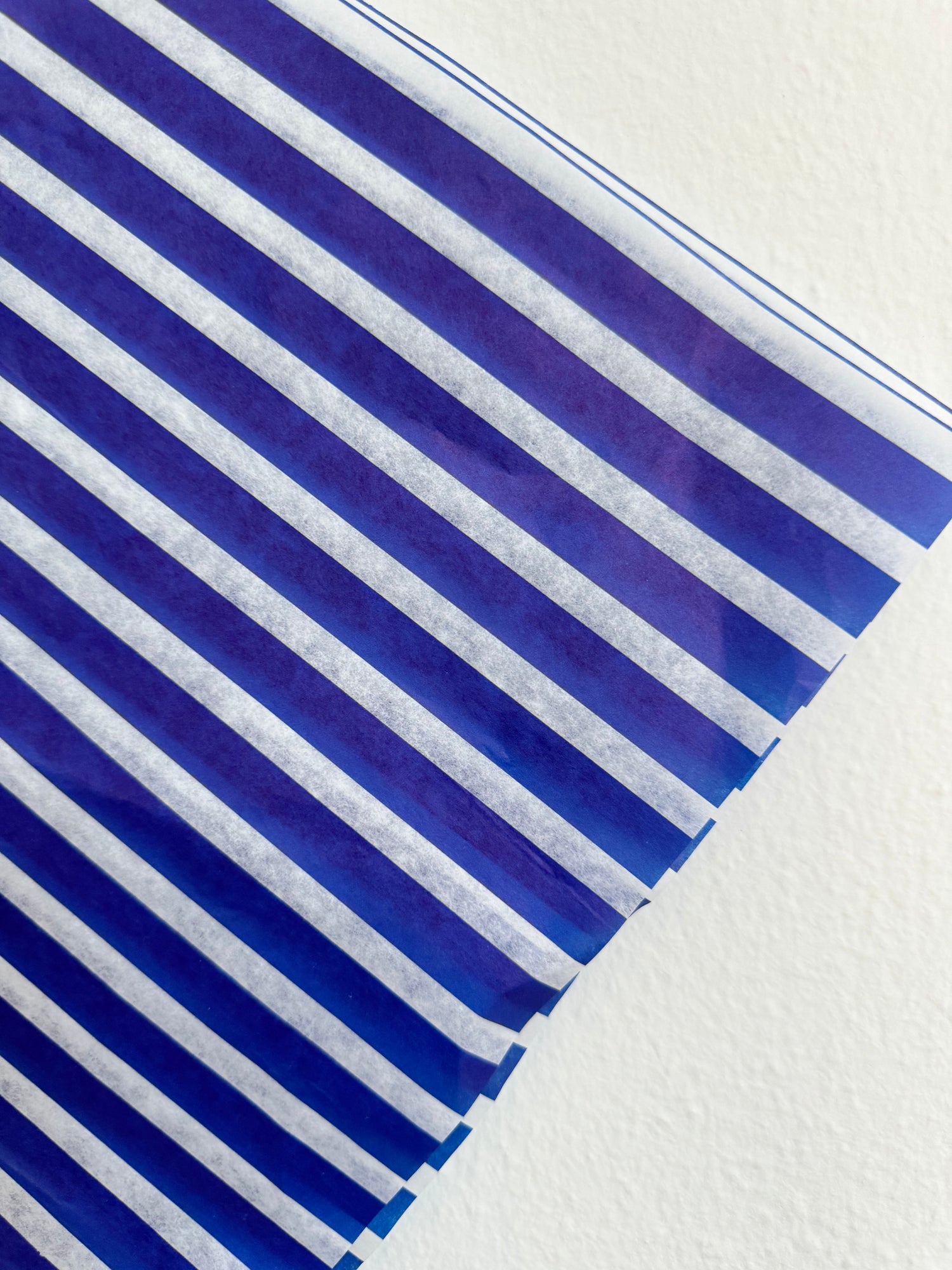 Papir za zamatanje na plave crte / 75x50 cm / 18 g/m²