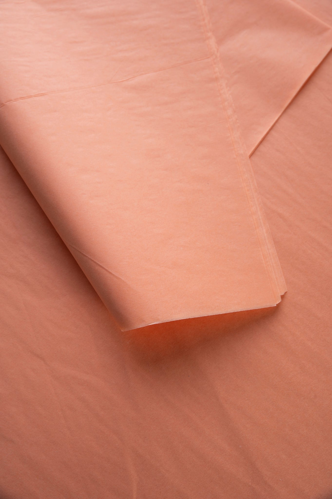 Pastelno narančasti papir za zamatanje / 75x50 cm / 18 g/m²