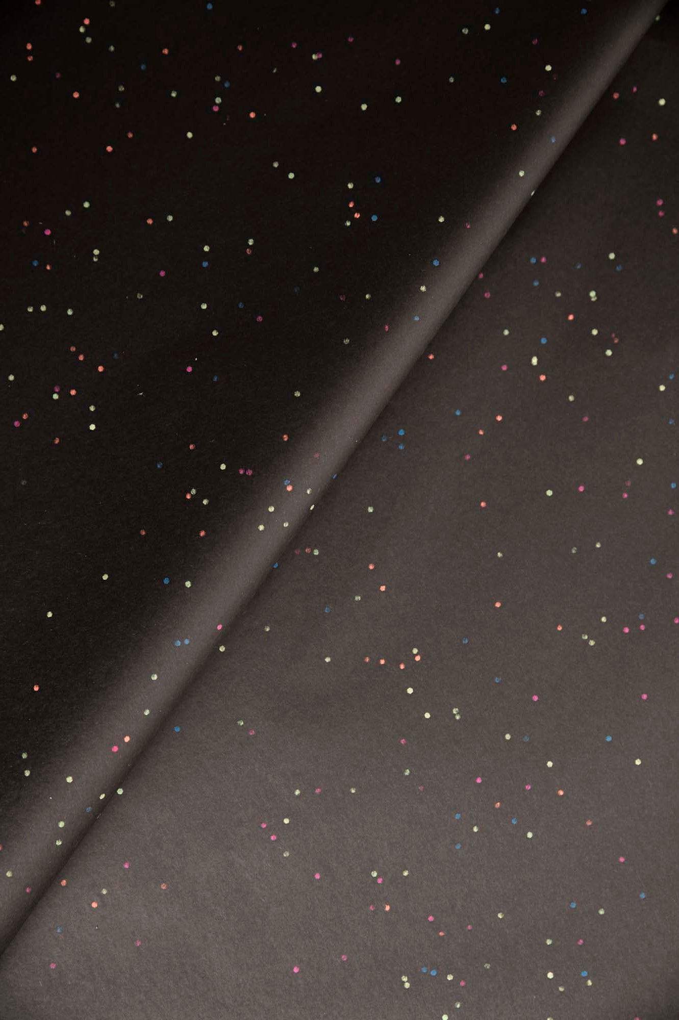 Papir za zamatanje - crni sa šarenim konfetima / 75x50 cm / 18 g/m²