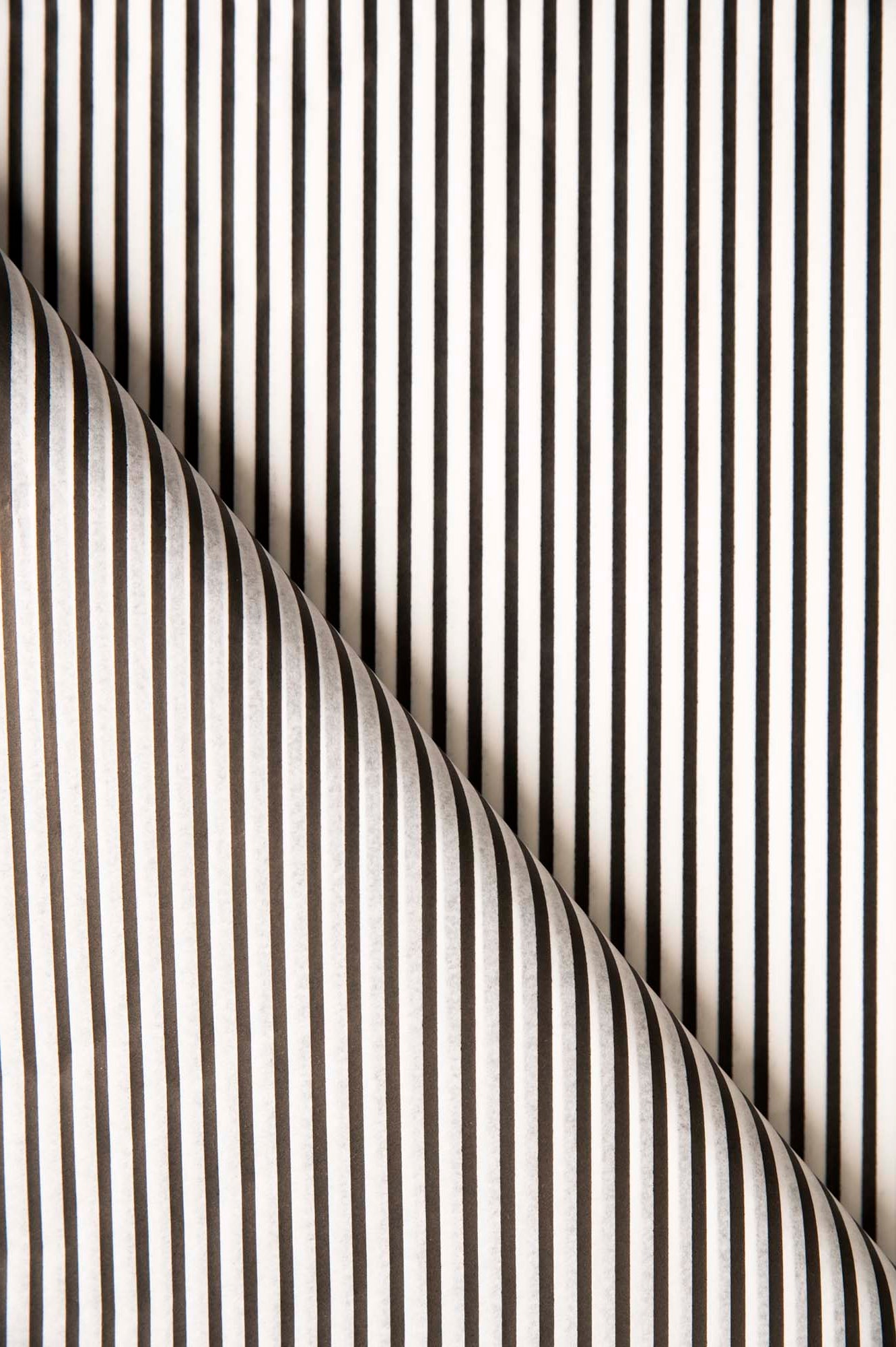 Papir za zamatanje na crne crte / 75x50 cm / 18 g/m²