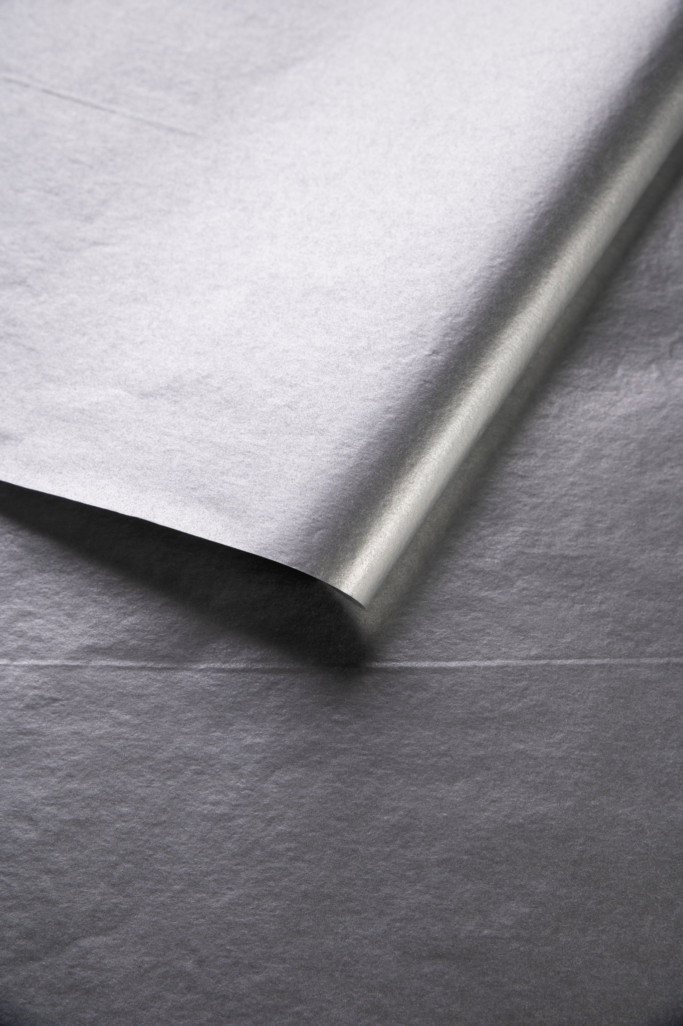 Srebrni papir za zamatanje / 75 x 50 cm / 18 g/m²