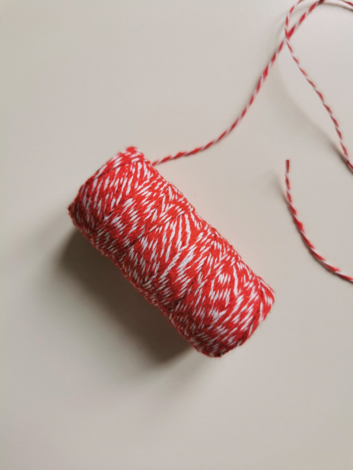 Crveno-bijeli božićni konac