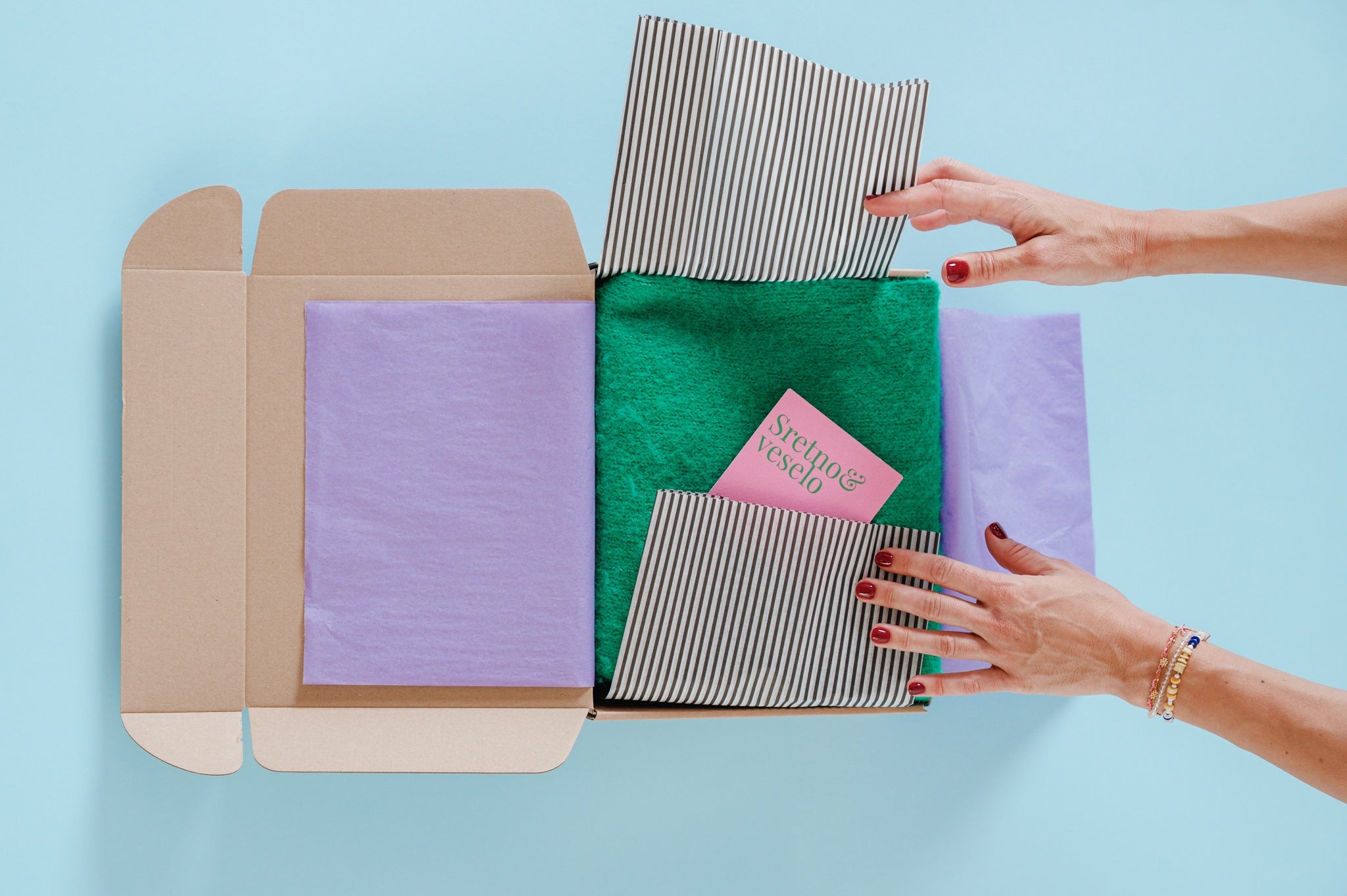 Papir za zamatanje na crne crte / 75x50 cm / 18 g/m²