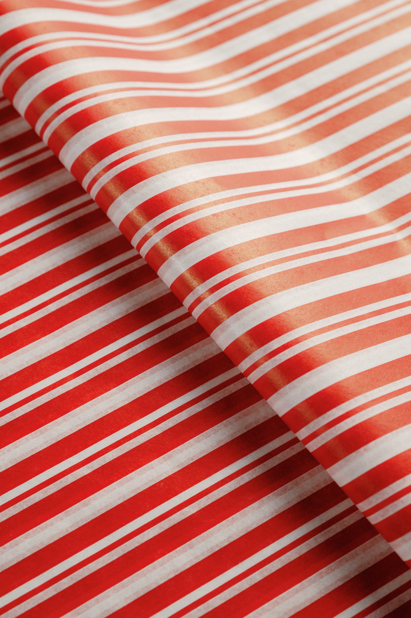 Papir za zamatanje na crvene pruge / 75x50 cm / 18 g/m²