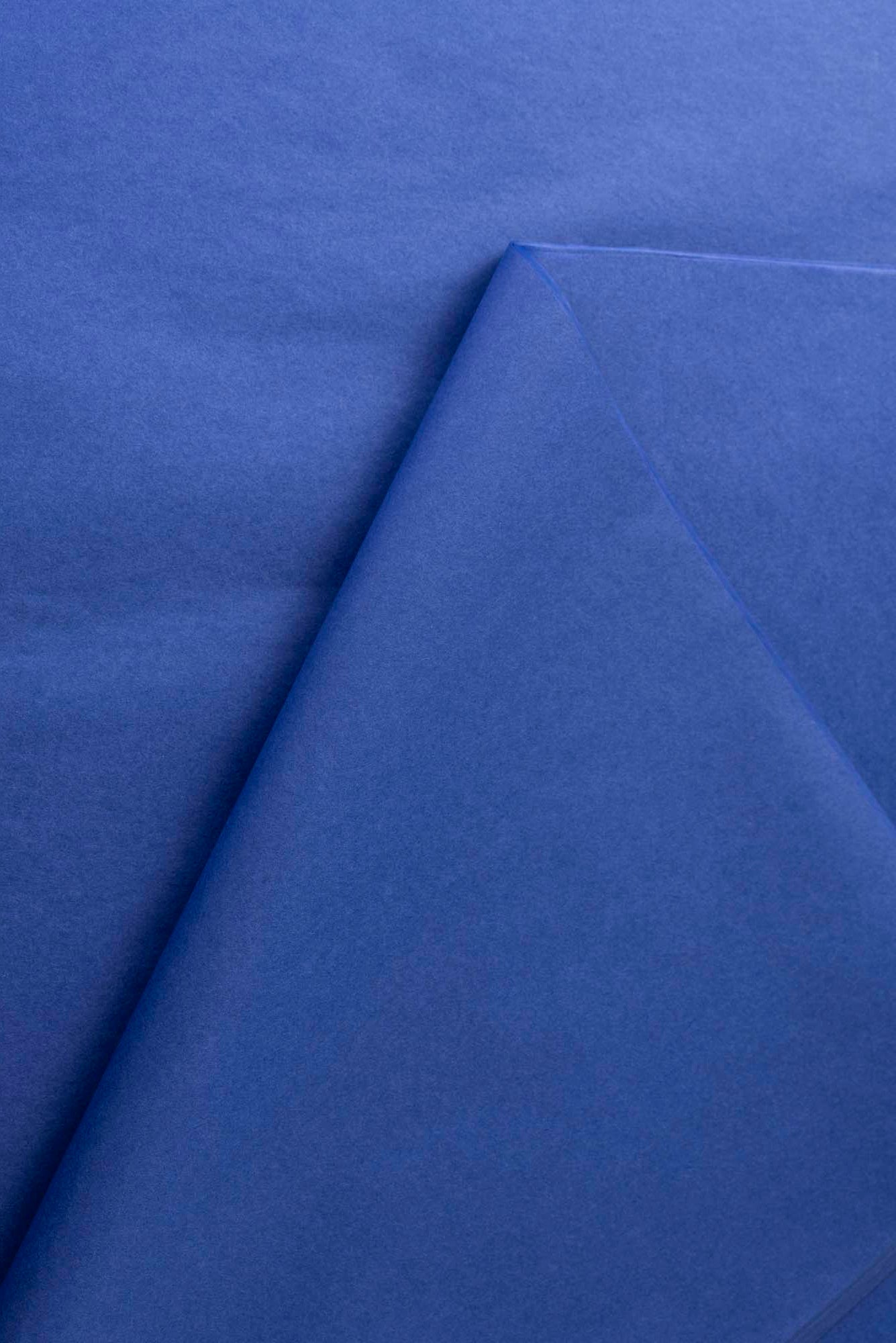 Plavi papir za zamatanje - boja kraljevsko plava / 75x50 cm / 18 g/m²