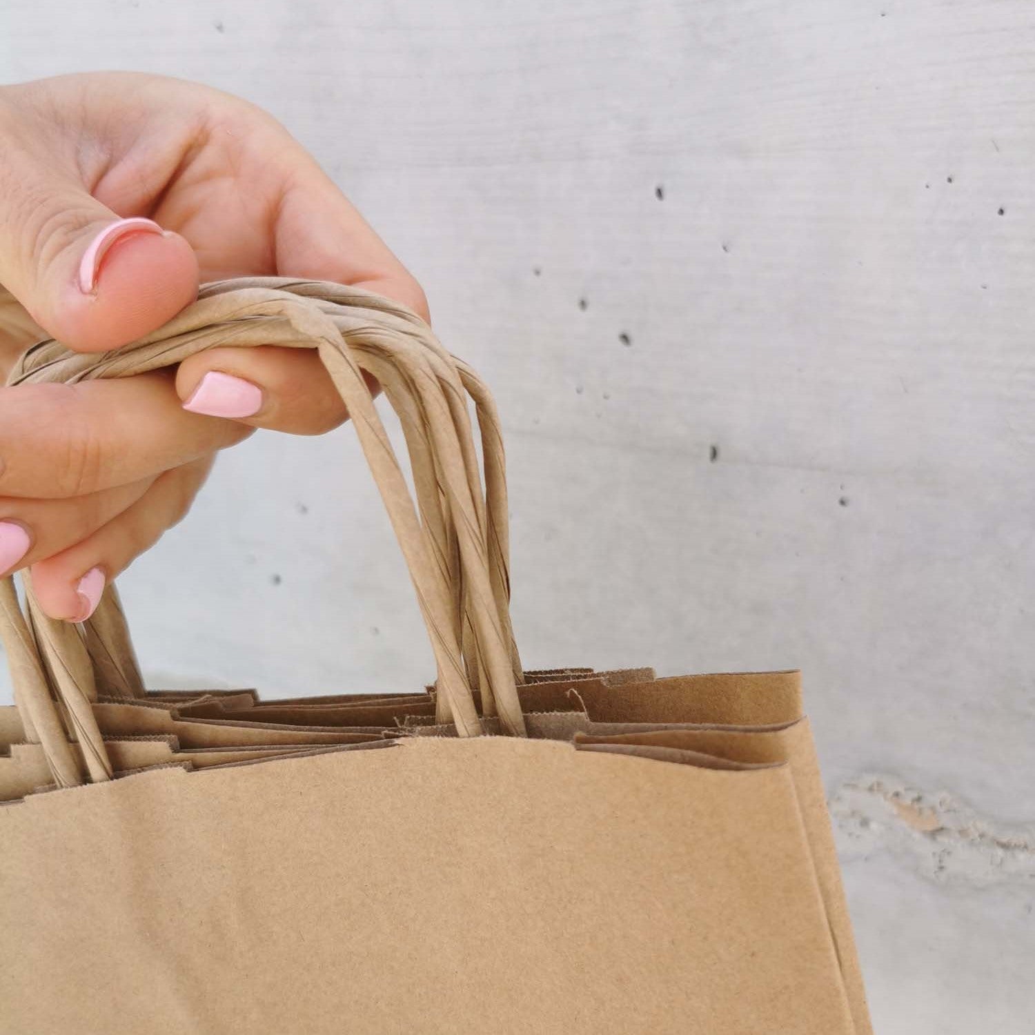 Smeđe papirnate vrećice s ručkom