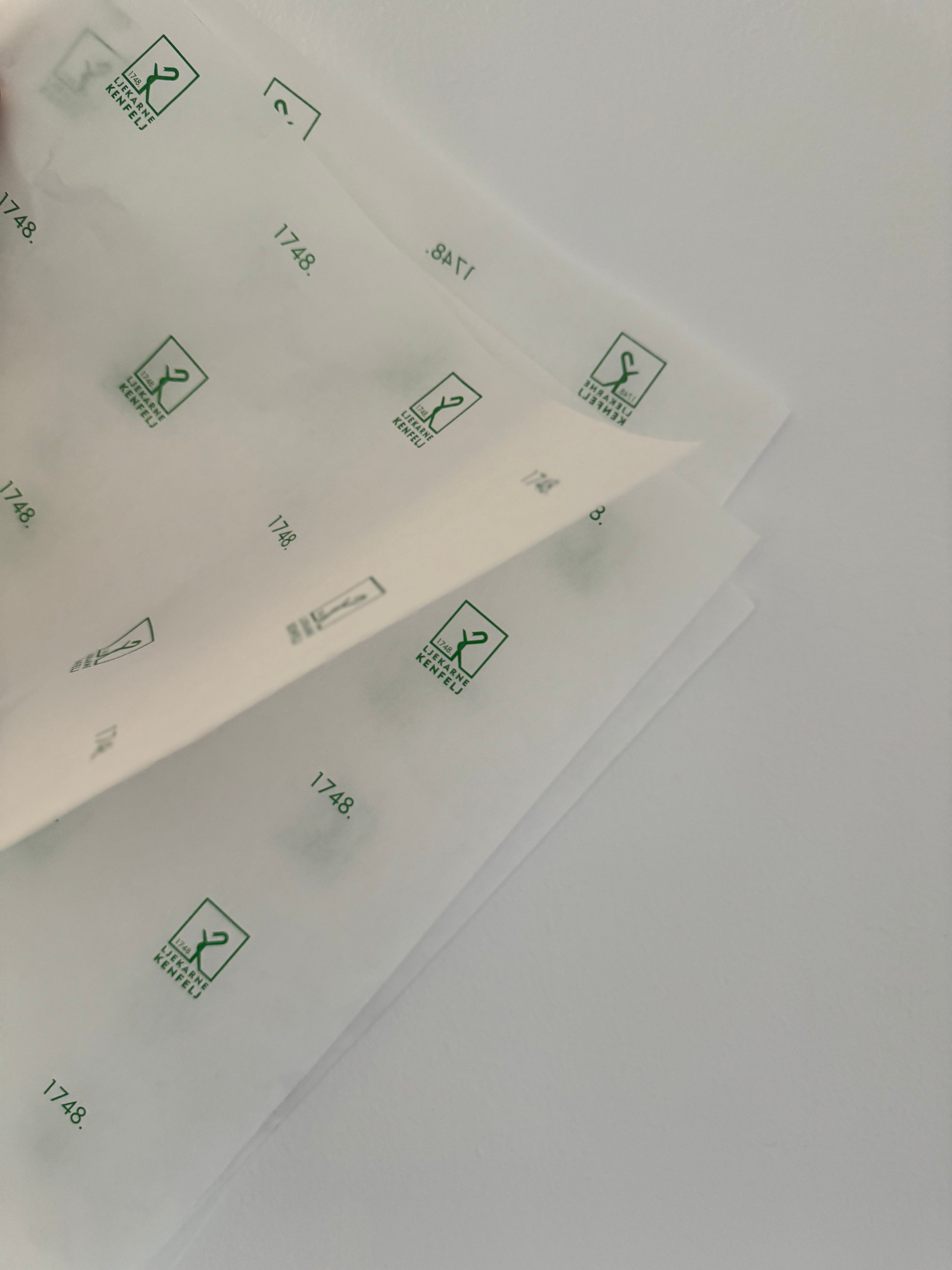 Papir za zamatanje s tiskom po izboru / 35 g/m²