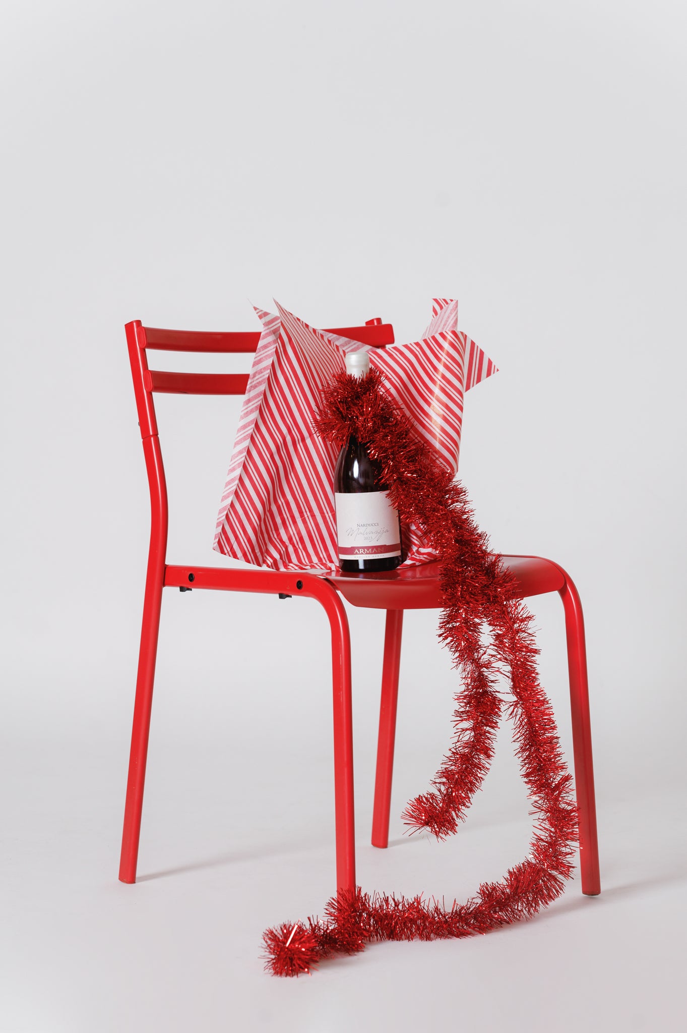 Papir za zamatanje na crvene pruge / 75x50 cm / 18 g/m²