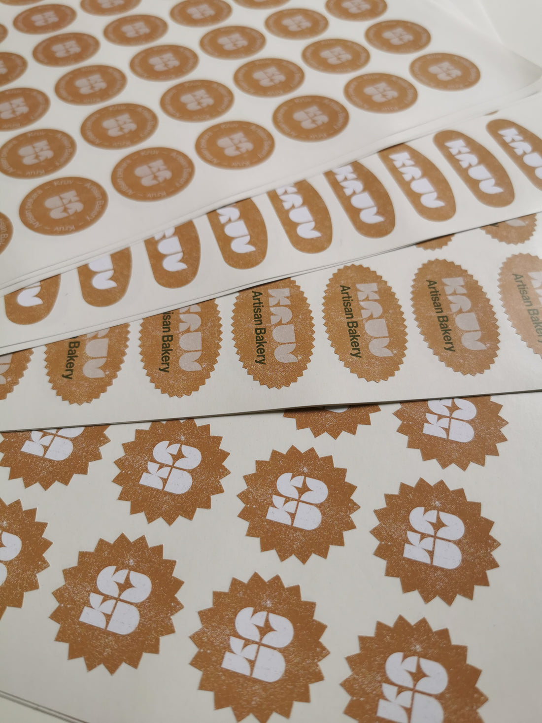 Naljepnice raznih oblika — primjeri brendiranih die cut stickersa za pakiranje