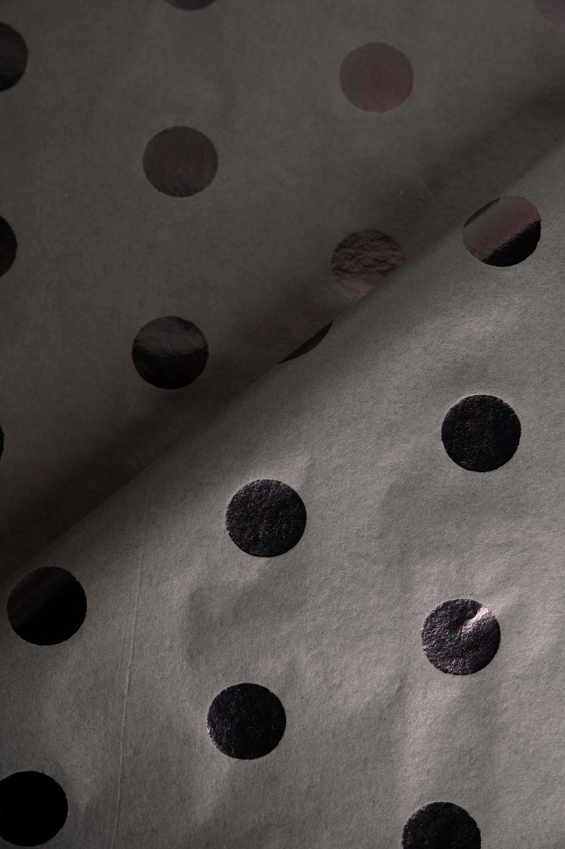 Papir za zamatanje - crni sa sjajnim točkama / 75x50 cm / 18 g/m²