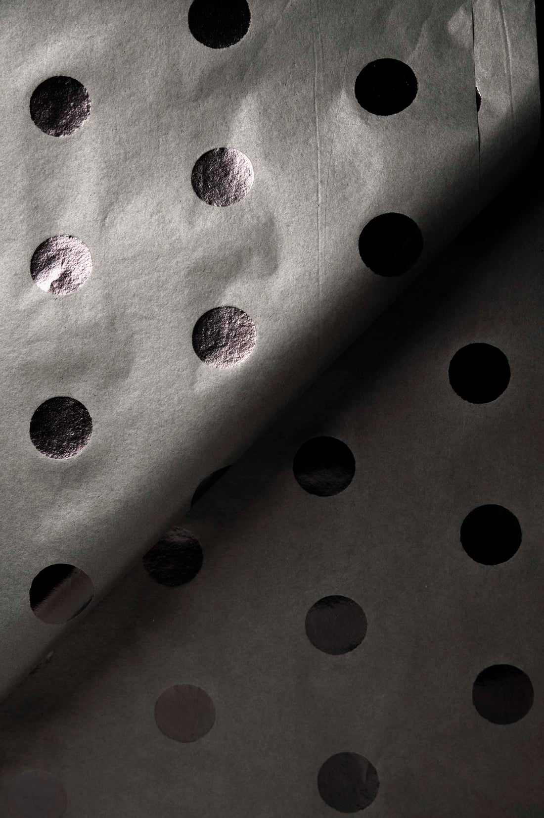 Papir za zamatanje - crni sa sjajnim točkama / 75x50 cm / 18 g/m²