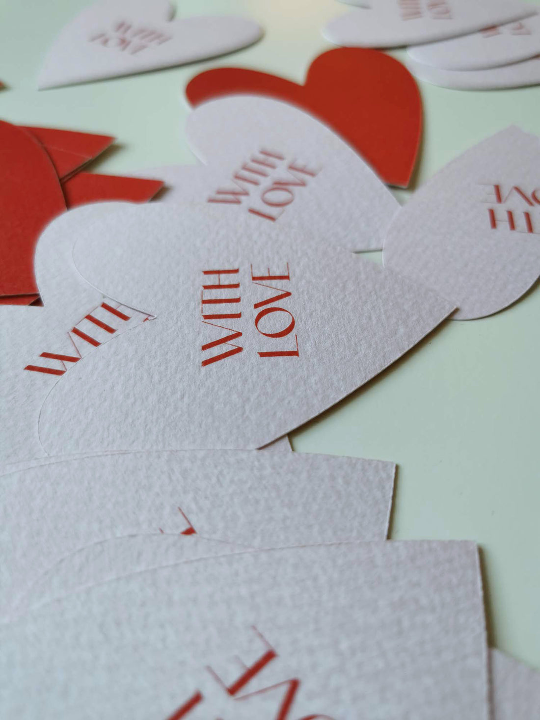 Privjesnice, kartončići u obliku srca / &quot;With love&quot;