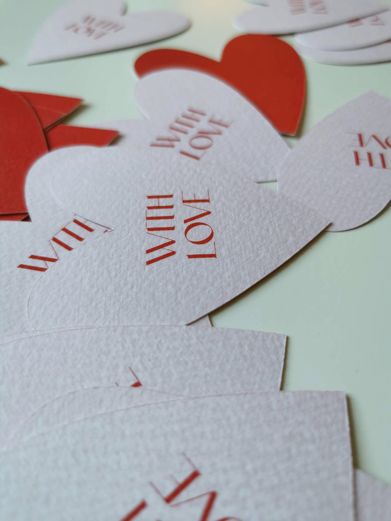 Privjesnice, kartončići u obliku srca / &quot;With love&quot;
