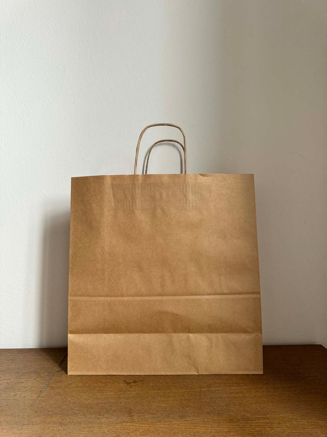 Smeđe papirnate vrećice s ručkom