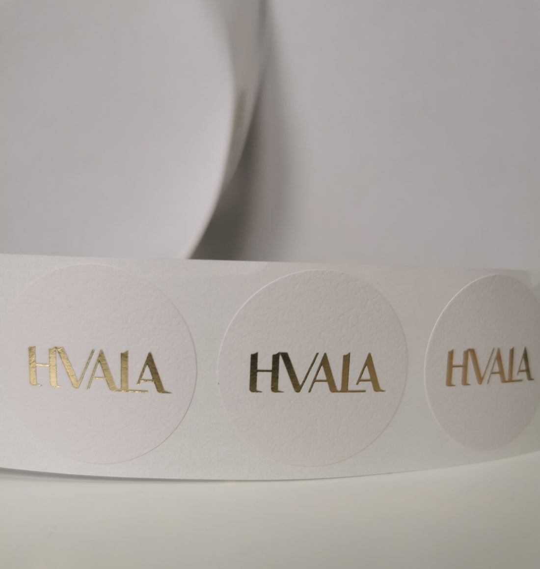 Okrugle naljepnice sa zlatnim tiskom Hvala — detalj kvalitete zlatotiska