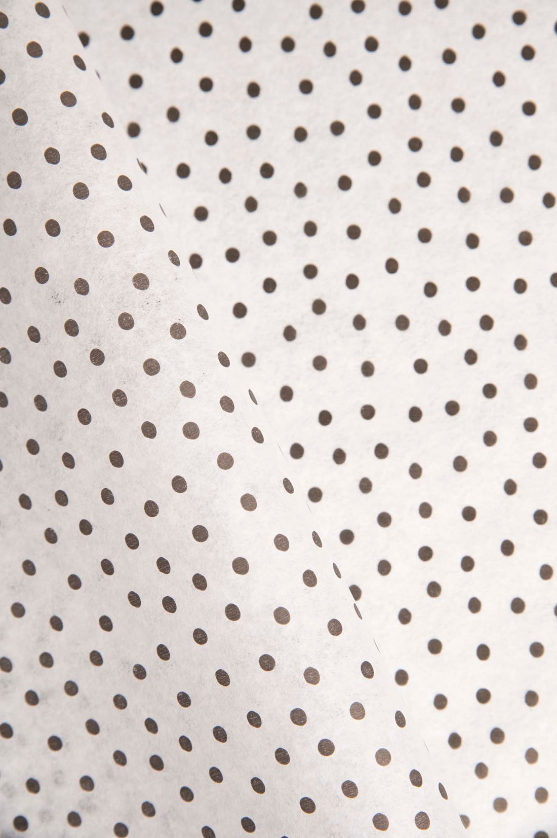 Ovojni papir z majhnimi pikami / 75x50 cm / 18 g/m²