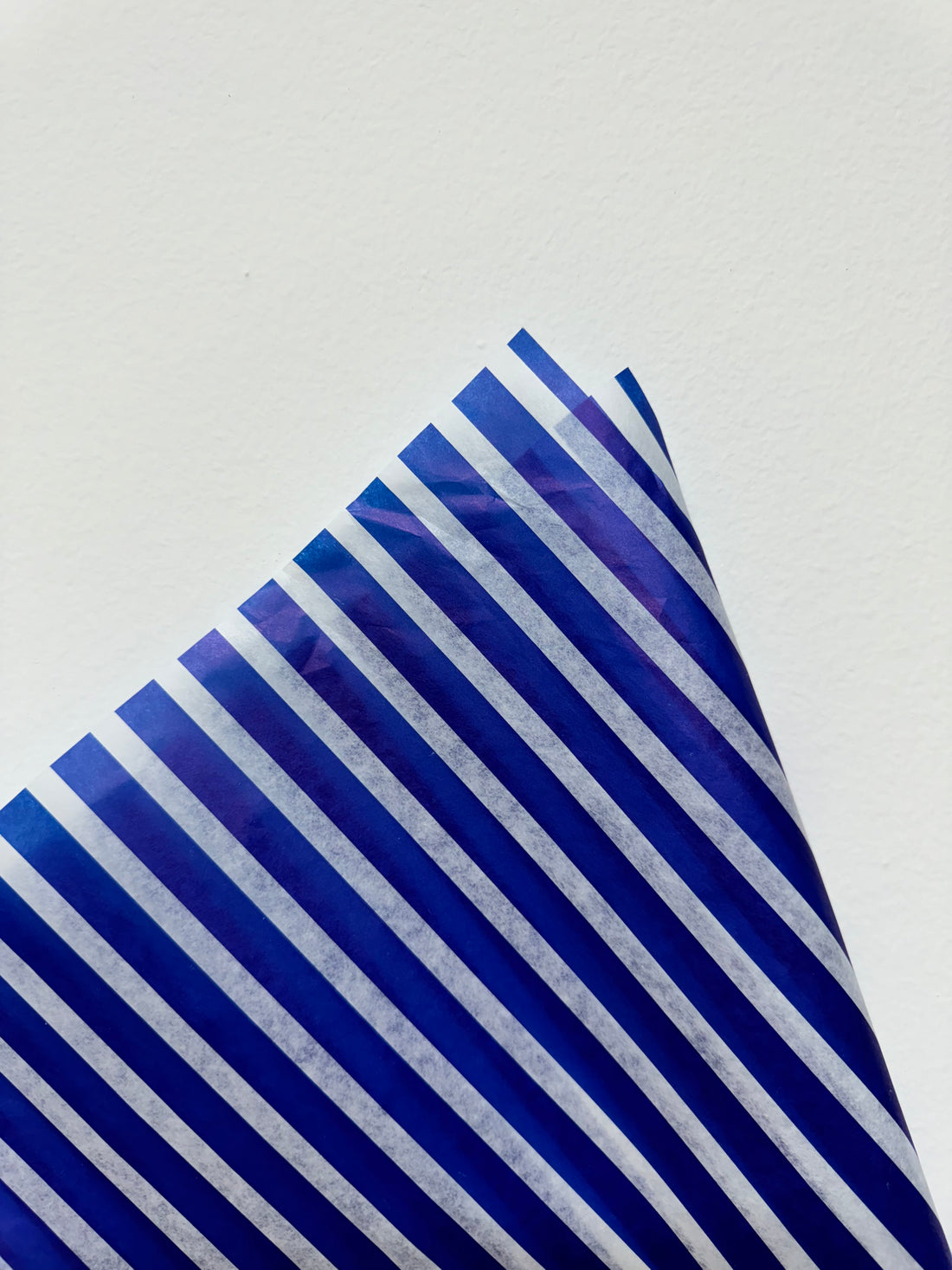 Papir za zamatanje na plave crte / 75x50 cm / 18 g/m²