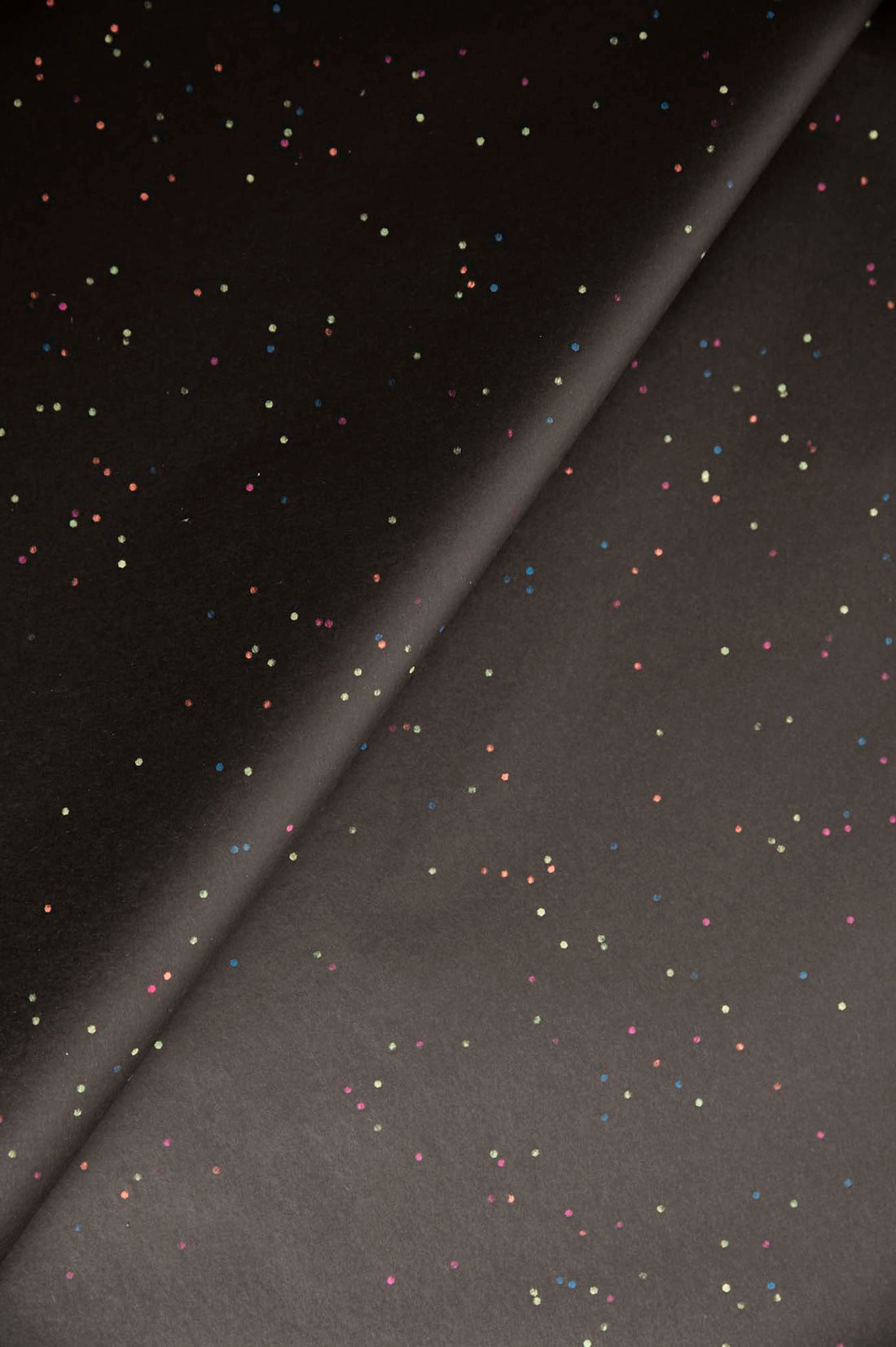 Papir za zamatanje - crni sa šarenim konfetima / 75x50 cm / 18 g/m²