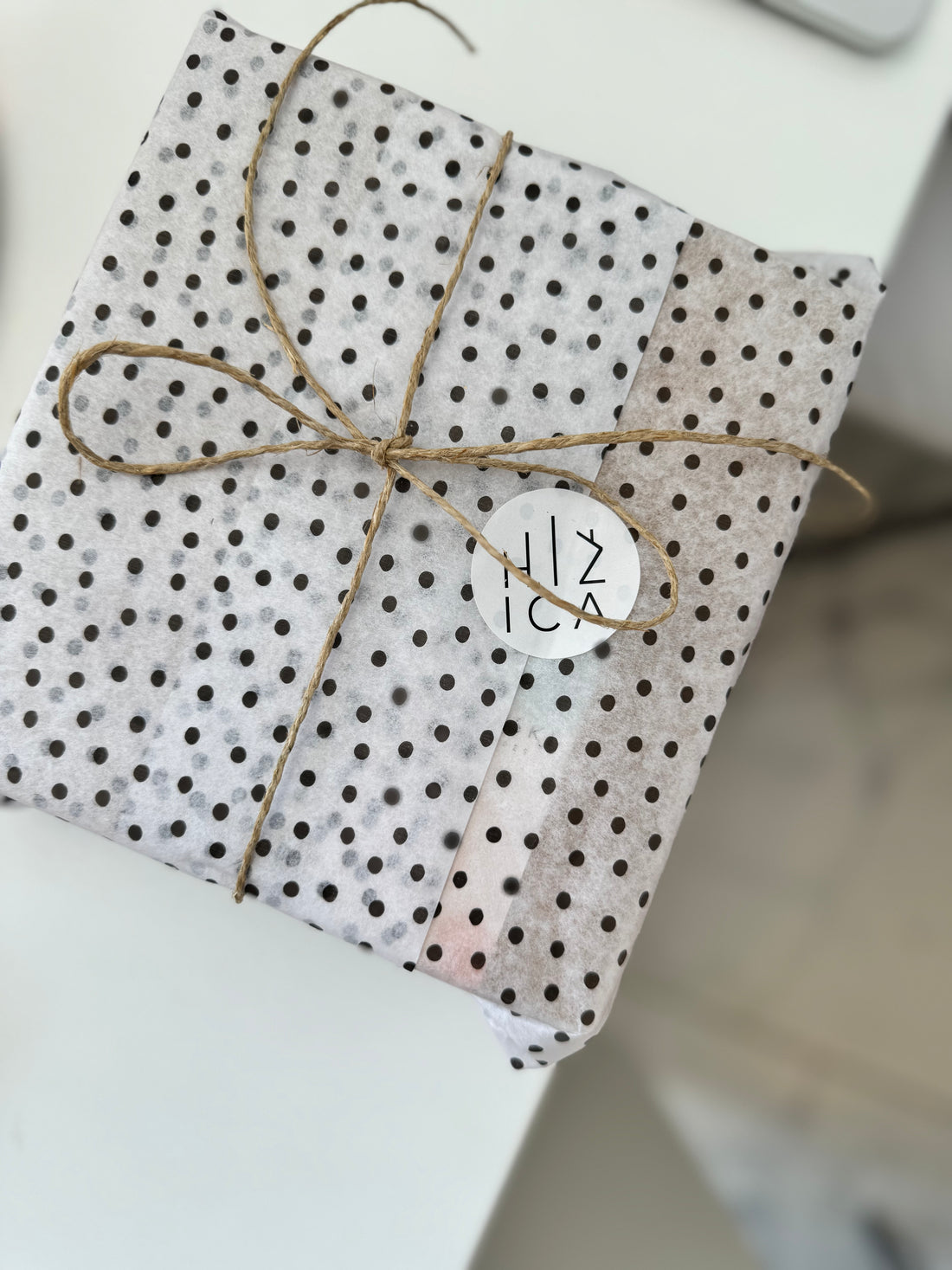 Ovojni papir z majhnimi pikami / 75x50 cm / 18 g/m²