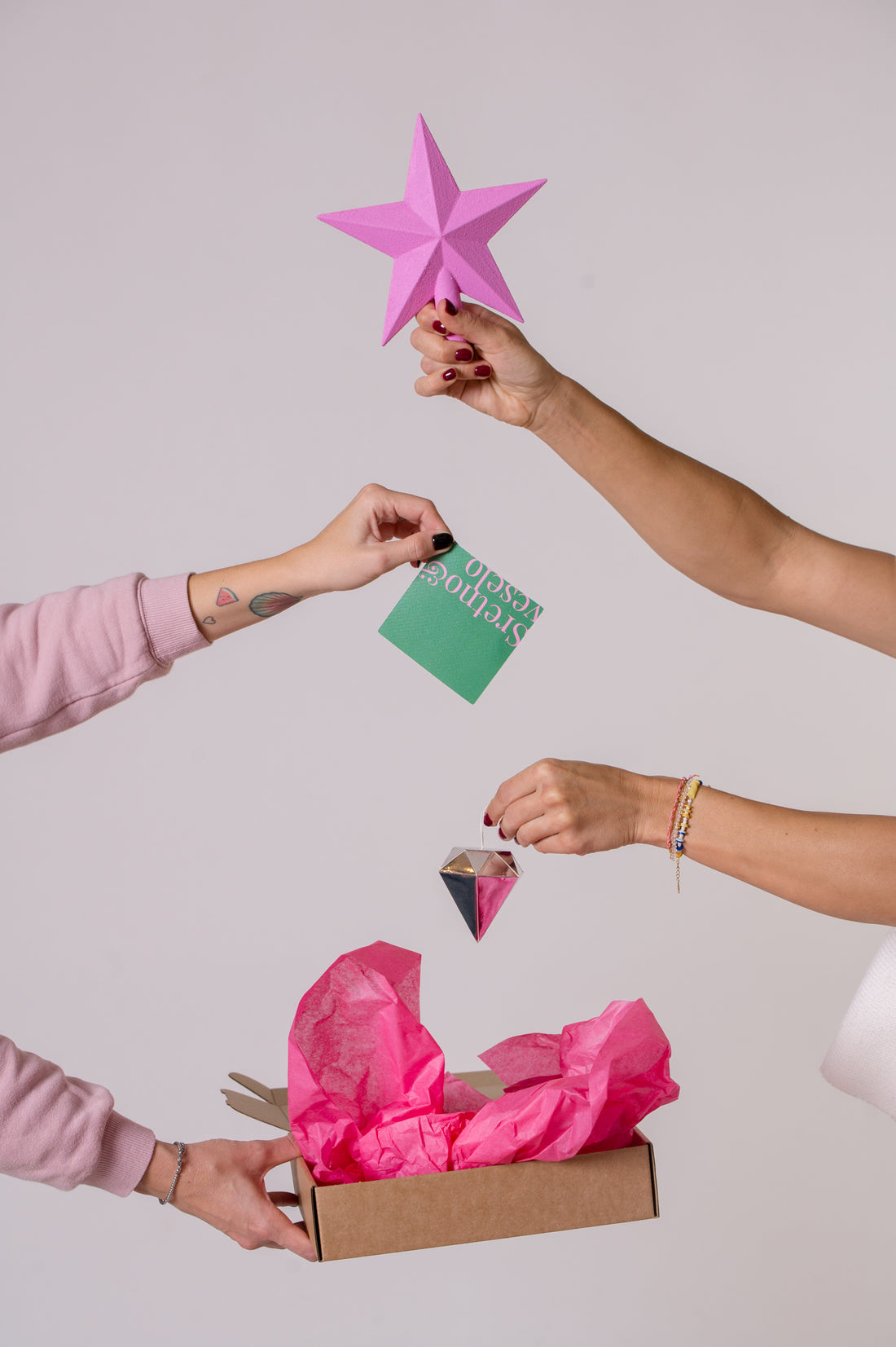 Rozi papir za zamatanje / 75x50 cm / 18 g/m²