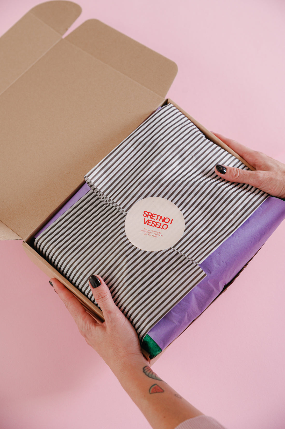 Papir za zamatanje na crne crte / 75x50 cm / 18 g/m²