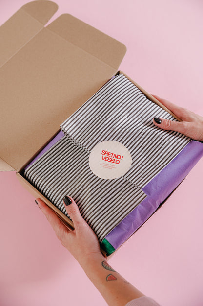 Papir za zamatanje na crne crte / 75x50 cm / 18 g/m²