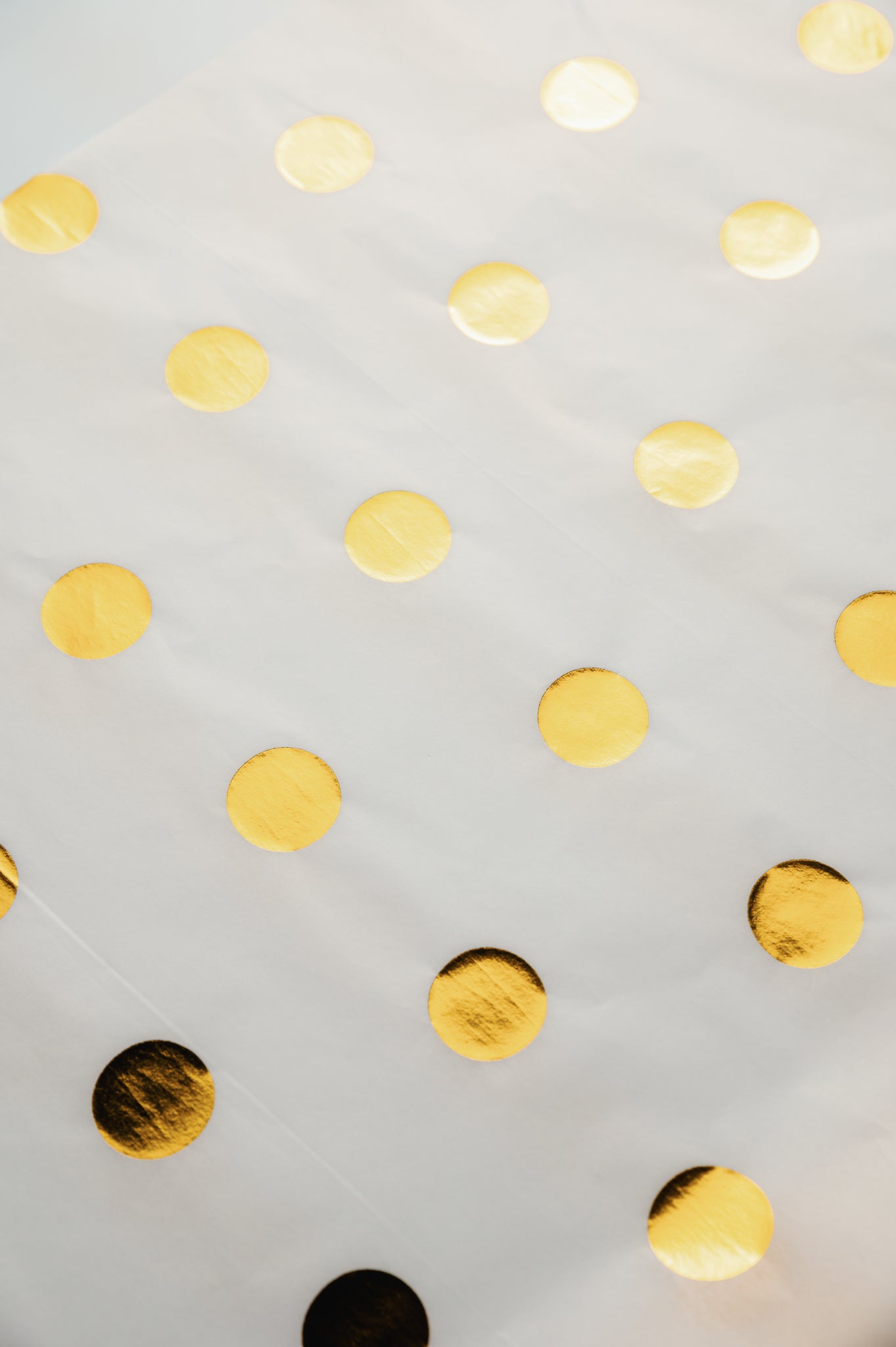 Papir za zamatanje - bijeli sa zlatnim točkama / 75x50 cm / 18 g/m²