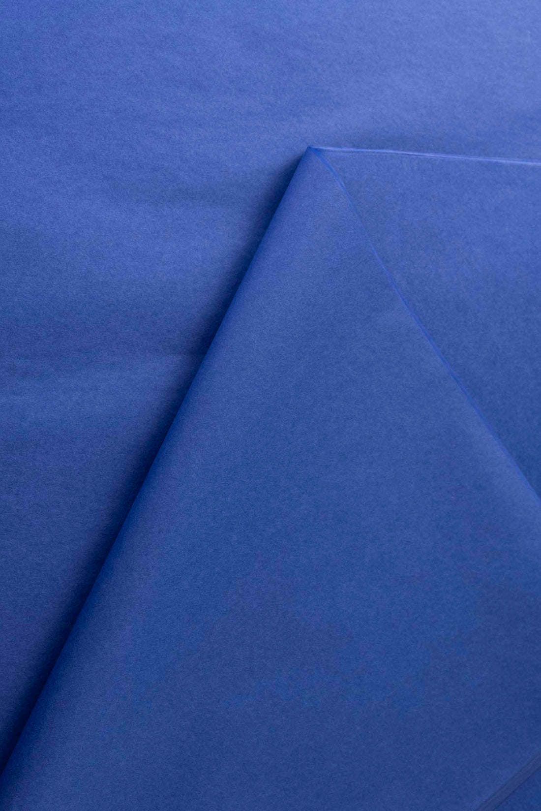 Plavi papir za zamatanje - boja kraljevsko plava / 75x50 cm / 18 g/m²