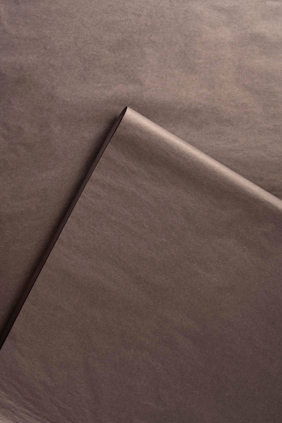 Smeđi papir za zamatanje / 75x50 cm / 18 g/m²
