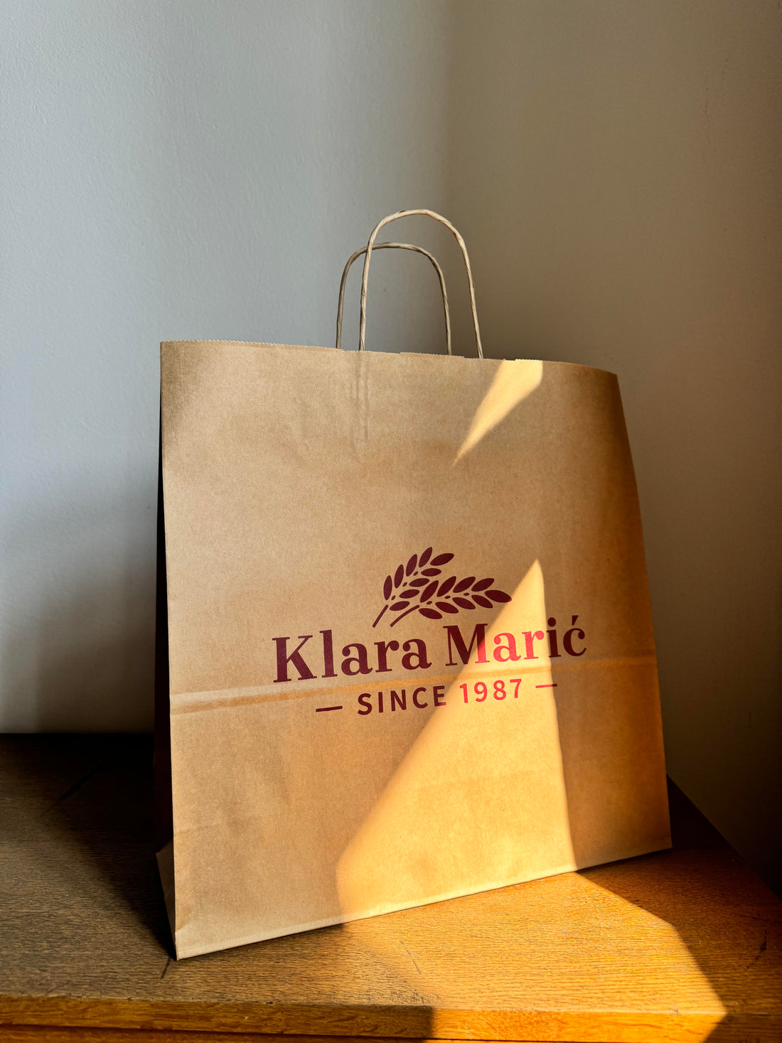 Smeđe papirnate vrećice s tiskom - vrećice s ručkom